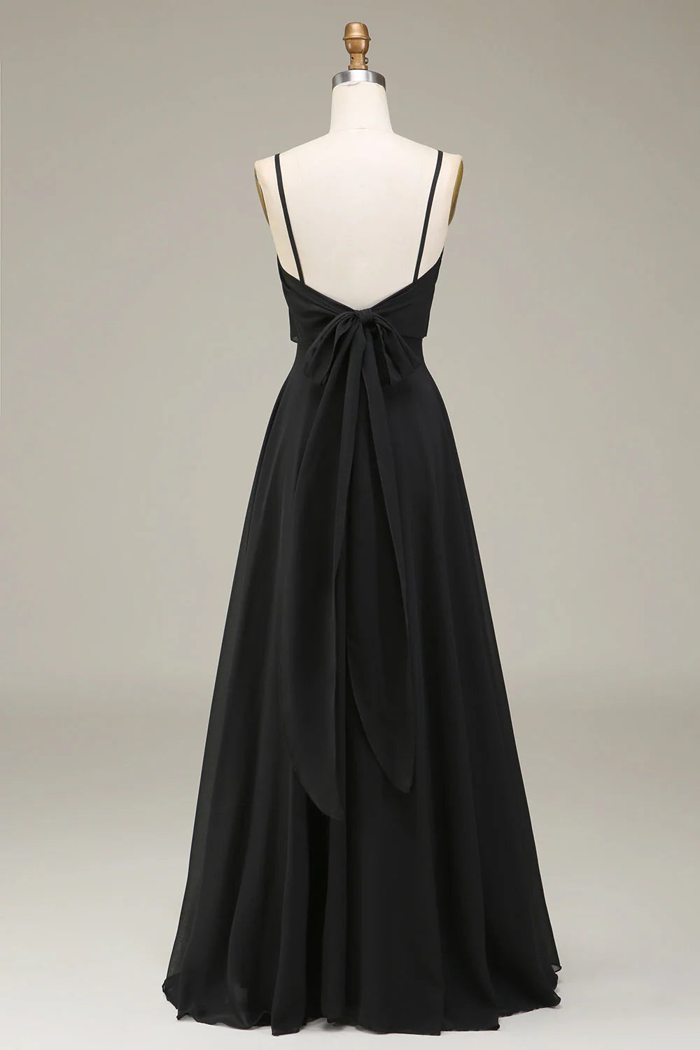 Vestido largo de dama de honor de gasa con tirantes finos y corte en A